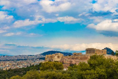 Atina Akropolü, Yunanistan 'ın başkenti Atina' da şaşırtıcı ve güzel harabeleriyle Parthenon ve mavi bulutlu gökyüzüyle tepede.
