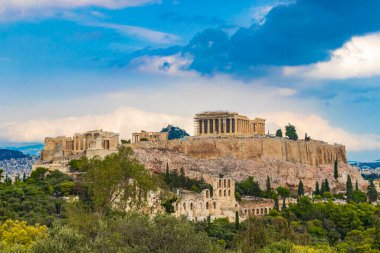 Atina Akropolü, Yunanistan 'ın başkenti Atina' da şaşırtıcı ve güzel harabeleriyle Parthenon ve mavi bulutlu gökyüzüyle tepede.