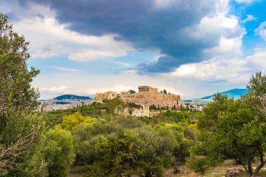 Atina Akropolü, Yunanistan 'ın başkenti Atina' da şaşırtıcı ve güzel harabeleriyle Parthenon ve mavi bulutlu gökyüzüyle tepede.