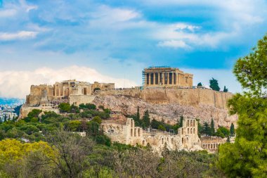 Atina Akropolü, Yunanistan 'ın başkenti Atina' da şaşırtıcı ve güzel harabeleriyle Parthenon ve mavi bulutlu gökyüzüyle tepede.