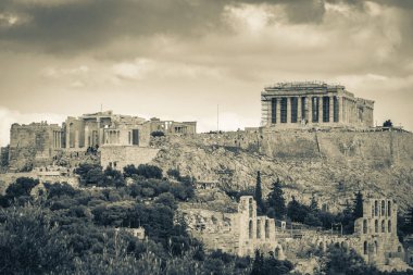 Atina Akropolü 'nün Yunanistan' ın başkenti Atina 'daki muhteşem ve güzel harabeleri Parthenon ve mavi bulutlu gökyüzü ile tepedeki siyah ve beyaz resmi.