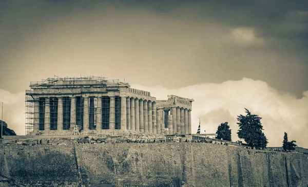 ギリシャの首都アテネで驚くほど美しい遺跡パルテノンと青の曇りの空で丘の上にアテネのアクロポリスの黒と白の写真ギリシャ — ストック写真