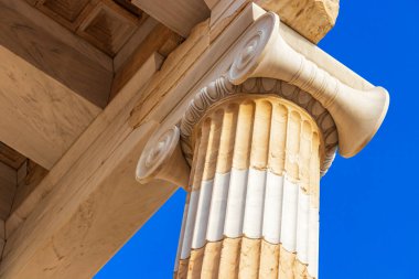 Yunanistan 'ın başkenti Atina' da Atina 'da, muhteşem ve güzel harabeleri bulunan Atina Akropolü sütunları ve mavi bulutlu gökyüzü hakkında ayrıntılı rakamlar.