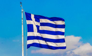 Yunanistan 'ın başkenti Atina' daki Atina Akropolünde mavi gökyüzü arka planına sahip Yunan mavi ve beyaz bayrağı.