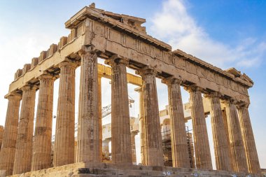 Atina Akropolü Yunanistan 'ın başkenti Atina' da muhteşem ve güzel harabeleriyle Parthenon ve mavi gökyüzü.