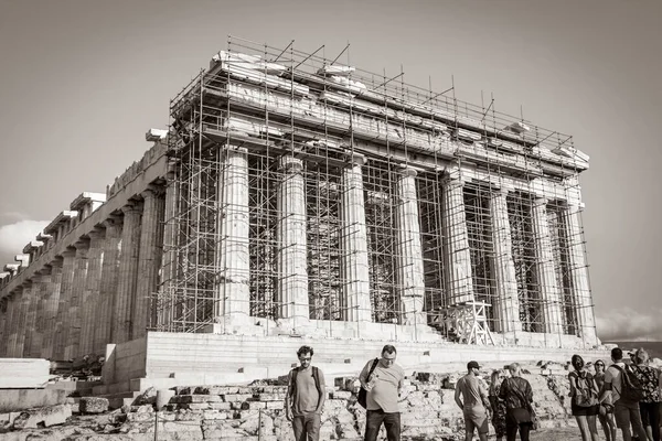 アテネ ギリシャ04 2018年10月ギリシャの首都アテネで驚くほど美しい遺跡パルテノンと青い空とアテネのアクロポリスの白黒写真ギリシャ — ストック写真