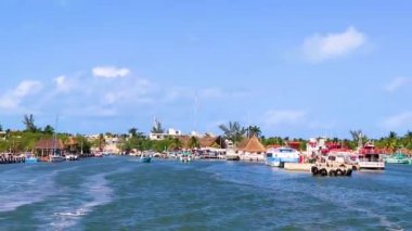 Quintana Roo Mexico 'da köy limanı ve turkuaz suyu olan güzel Holbox adası manzarası.