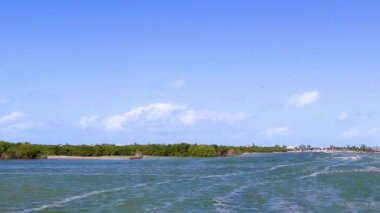 Quintana Roo Mexico 'da köy limanı ve turkuaz suyu olan güzel Holbox adası manzarası.
