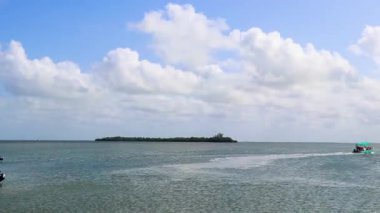 Güzel Holbox adası manzaralı Panorama manzaralı tekneler pelikan kuşları doğal orman ve Quintana Roo Meksika 'da turkuaz su.