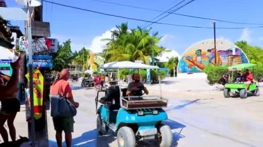 Holbox Meksika 22. Aralık 2021 'de güzel Holbox adasında Quintana Roo Mexico' da restoran mağazası araçları ve çamurlu bir köy..