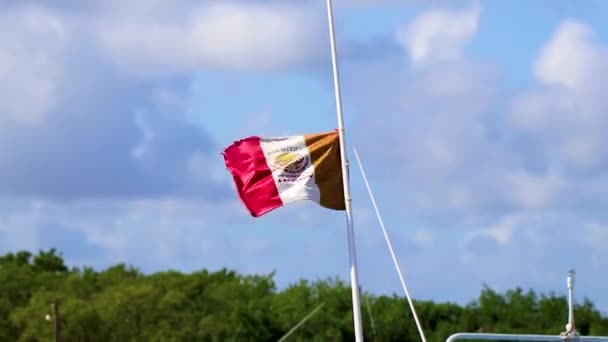 Μεξικάνικη Πράσινη Λευκή Κόκκινη Σημαία Στο Puerto Chiquil Μπλε Ουρανό — Αρχείο Βίντεο