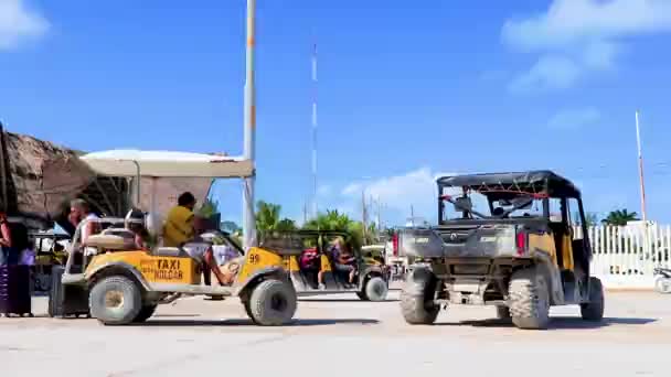 Holbox Mexa 2021年12月 バギーカータクシーゴルフカート車Holbox島の村の通りの桟橋でのカートメキシコ — ストック動画