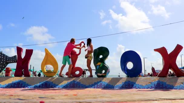 Casal Turístico Sexy Ilha Holbox Coloridas Letras Boas Vindas México — Vídeo de Stock