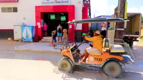 Holbox Meksyk Grudzień 2021 Wózek Golfowy Wózki Samochodowe Jazdy Thru — Wideo stockowe