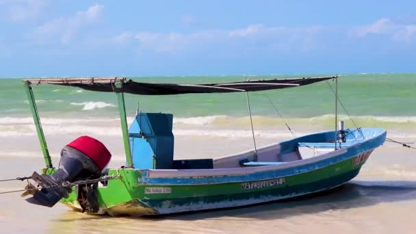 墨西哥金塔纳罗奥岛美丽的荷包尔斯岛海滩上的全景景观 波涛汹涌 还有一艘五彩斑斓的老船和碧绿的海水 — 图库视频影像