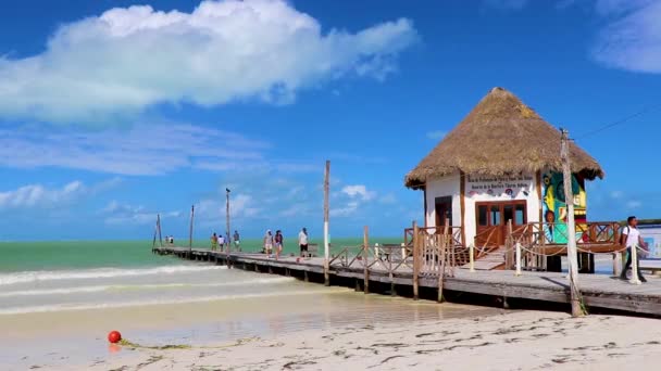 Holbox Mexa 2021年12月美しいホルボックス島の砂州と波がターコイズブルーの水とキンタナ メキシコの青い空のパノラマ風景 — ストック動画