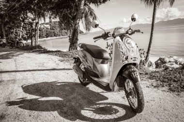 Surat Thani Tayland 27. Mayıs 2018 'de Tayland' da Koh Samui 'de motosiklet ve motosiklet kiralamak ne kadara mal oluyor?.