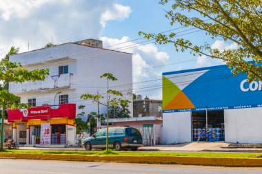 Playa del Carmen Meksika 02. Şubat 2022 Tipik cadde ve şehir manzarası Luis Donaldo Colosio Playa del Carmen 'in arabaları ve binalarıyla Meksika' da.