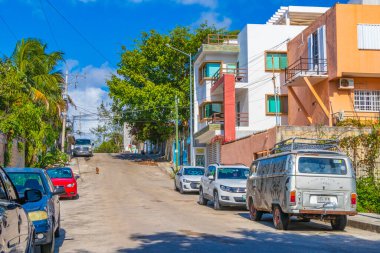Playa del Carmen Meksika 02. Şubat 2022 Tipik cadde ve şehir manzarası Luis Donaldo Colosio Playa del Carmen 'in arabaları ve binalarıyla Meksika' da.
