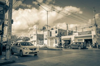 Playa del Carmen Meksika 02. Şubat 2022 Tipik bir sokak yolu ve şehir manzarasının resmi. Meksika 'da Luis Donaldo Colosio Playa del Carmen' in arabaları ve binaları..