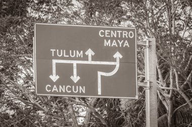Puerto Aventuras Meksika 02. Şubat 2022 Playa del Carmen 'deki otoyolda Tulum Quintana Roo Mexico' ya giden yol tabelasının siyah beyaz resmi..