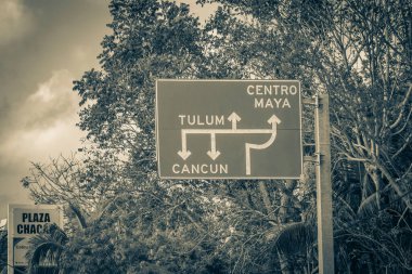 Puerto Aventuras Meksika 02. Şubat 2022 Playa del Carmen 'deki otoyolda Tulum Quintana Roo Mexico' ya giden yol tabelasının siyah beyaz resmi..