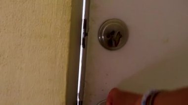 Kapıyı aç ve balkona ve palmiye ağaçlarına çık. Playa del Carmen Meksika 'da yeşil doğal tropik bitkiler.