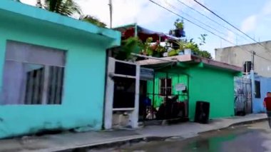 Playa del Carmen Meksika 02. Şubat 2022 Tipik sokak yolu ve şehir manzarası boyunca Meksika 'da Luis Donaldo Colosio Playa del Carmen' in arabaları ve binalarıyla sürüyorum.