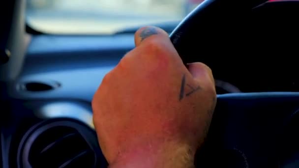 Їздити Автомобілем Тру Типовій Вуличній Дорозі Татуйованою Рукою Рульовому Кермі — стокове відео