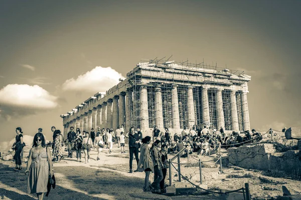 アテネ ギリシャ04 2018年10月素晴らしいと美しい遺跡とアテネのアクロポリスの白黒写真ギリシャのパルテノンとギリシャの首都アテネ — ストック写真