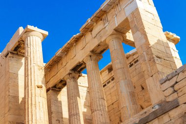 Yunanistan 'ın başkenti Atina' da Atina 'da, muhteşem ve güzel harabeleri bulunan Atina Akropolü sütunları ve mavi bulutlu gökyüzü hakkında ayrıntılı rakamlar.