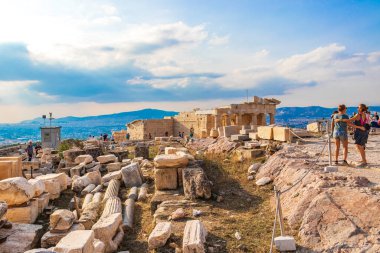 Atina Yunanistan 04. Yunanistan 'ın başkenti Atina' daki Parthenon ve mavi gökyüzü muhteşem ve güzel harabeleriyle Ekim 2018 Atina Akropolü.