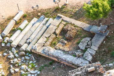 Yunanistan 'ın başkenti Atina' da Atina 'da, muhteşem ve güzel harabeleri bulunan Atina Akropolü sütunları ve mavi bulutlu gökyüzü hakkında ayrıntılı rakamlar.
