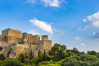 Atina Akropolü, Yunanistan 'ın başkenti Atina' da şaşırtıcı ve güzel harabeleriyle Parthenon ve mavi bulutlu gökyüzüyle tepede.
