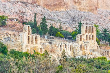 Atina Akropolü 'ndeki Herodes Atticus Amfitiyatrosunun Odeonu, Yunanistan' ın başkenti Atina 'da muhteşem ve güzel harabeleri ve mavi gökyüzü ile Parthenon ve Yunanistan' ın başkenti Atina 'da.