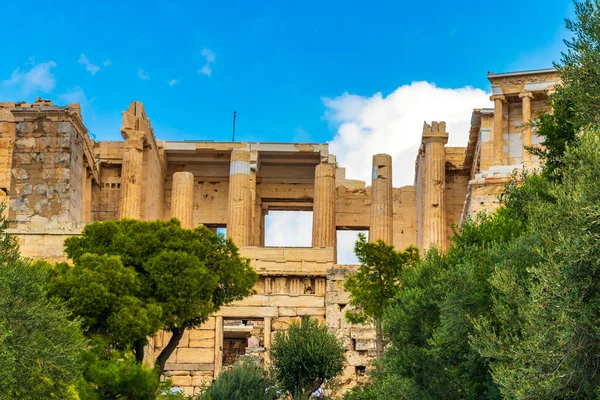 Atina Akropolü, Yunanistan 'ın başkenti Atina' da şaşırtıcı ve güzel harabeleriyle Parthenon ve mavi bulutlu gökyüzüyle tepede.