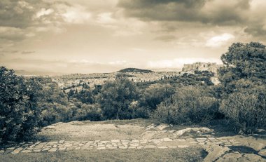 Atina Akropolü 'nün Yunanistan' ın başkenti Atina 'daki muhteşem ve güzel harabeleri Parthenon ve mavi bulutlu gökyüzü ile tepedeki siyah ve beyaz resmi.