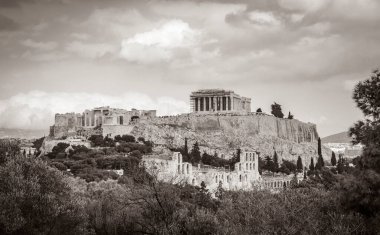 Atina Akropolü 'nün Yunanistan' ın başkenti Atina 'daki muhteşem ve güzel harabeleri Parthenon ve mavi bulutlu gökyüzü ile tepedeki siyah ve beyaz resmi.