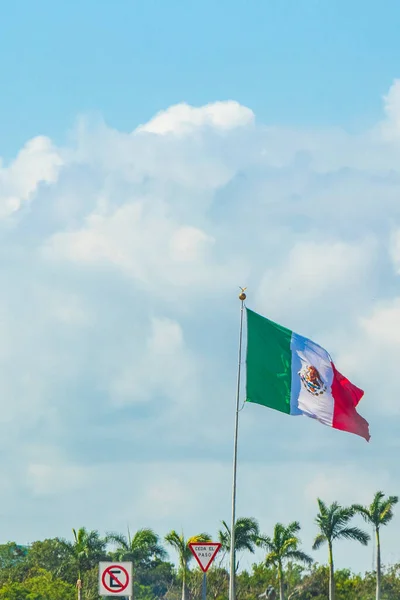 Enorme Bandera Roja Blanca Verde Mexicana Carretera Akumal Quintana Roo —  Fotos de Stock