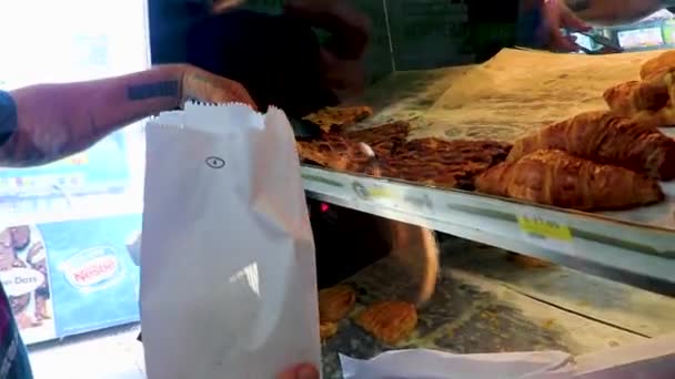 Puerto Aventuras México Fevereiro 2022 Comprando Biscoitos Pastelaria Croissants Tortas — Vídeo de Stock