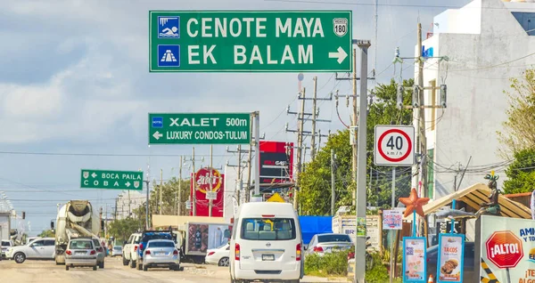 Tulum México Fevereiro 2022 Condução Pela Rua Típica Paisagem Urbana — Fotografia de Stock