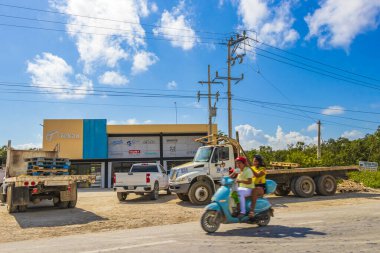 Tulum Meksika 02. Şubat 2022 Trucks damperli kamyon ve diğer endüstriyel araçlar tipik bir sokak yolu ve şehir manzarası üzerinde Meksika, Tulum.