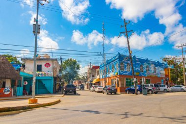 Tulum Meksika 02. Şubat 2022 Tipik renkli sokak yolu ve şehir manzarası üzerinden Meksika 'da Tulum' da palmiye ağaçları ve restoranlar trafiği.