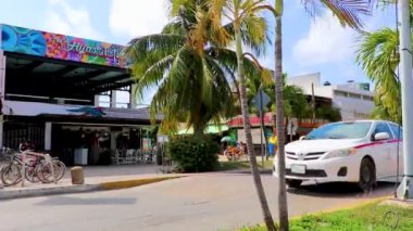 Tulum Meksika 02. Şubat 2022 Tipik renkli sokak yolu ve şehir manzarası üzerinden Meksika 'da Tulum' da palmiye ağaçları ve restoranlar trafiği.