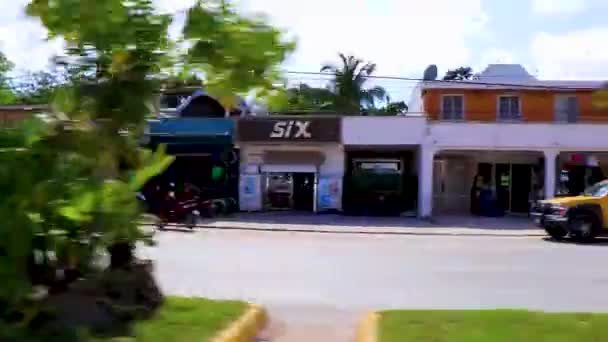Tulum Mexico 2022年2月开车穿过典型的五彩斑斓的街道和城市景观 在墨西哥的图卢姆市 有汽车 棕榈树酒吧和餐馆 — 图库视频影像