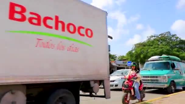 Tulum Mexa 2022年2月メキシコのトゥルムの典型的なカラフルな道路や街並みを車のトラフィックヤシの木のバーやレストランで運転 — ストック動画