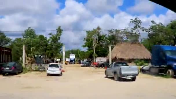 Rijden Snelweg Snelweg Naast Vrachtwagen Dumpers Andere Industriële Voertuigen Jungle — Stockvideo