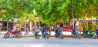Tulum Meksika 02. Şubat 2022 Tipik renkli sokak yolu ve şehir manzarası üzerinden Meksika 'da Tulum' da palmiye ağaçları ve restoranlar trafiği.