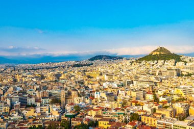 Likavittou Lykabettus ve Aziz Isidore Kilisesi Yunanistan 'ın başkenti Atina' da mavi bulutlu gökyüzü ile.