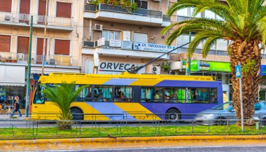 Atina Yunanistan 04. Ekim 2018 Yunanistan 'ın başkenti Atina' da Tipik sokak yolu otomobil ve palmiye ağaçları inşa ediyor.